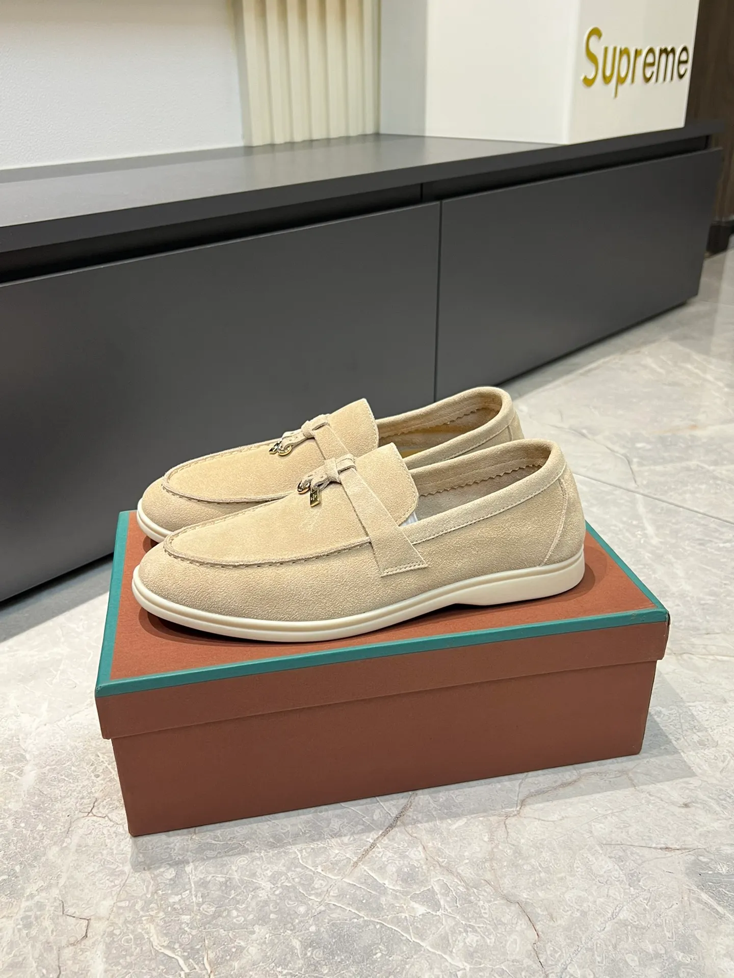 Men's shoes 💰p360 "Loro men's shoes 💰pian'*" Classic L men's shoes for couples 💰p Top version British flat loafers, a must-have item in old money style, the minimalist design is eye-catching and durable, a plus point for dressing The soft foot feel and texture are outstanding. They don’t scratch your feet and are very nice. They are matched with soft and waxy soles. They can be worn daily for a long time without getting tired. They are easy to wear, versatile and classic items, with perfect foot feel and texture! Imported cashmere fabric, the lining is made of imported A-grade water-dyed cow lining, the top version of the genuine leather midsole is sewn with pure handmade mark thread! Size: Female 35-40 (34. Customized) Male 38-44 (45.46. Customized)